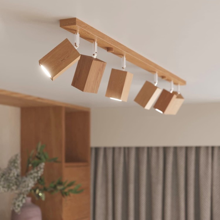 Plafon KEKE 6 dąb zamontowany na suficie
