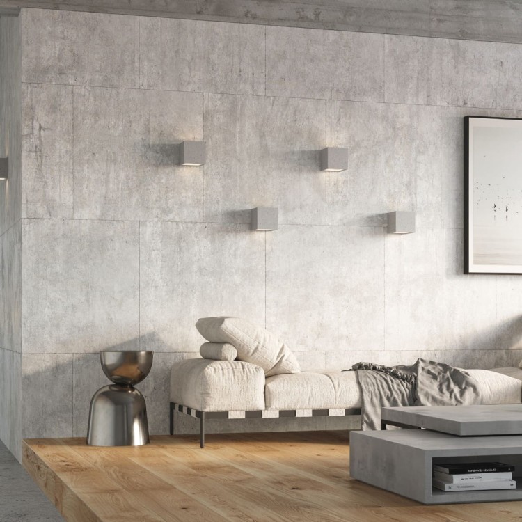 Kinkiety LEO beton na ścianie salonu