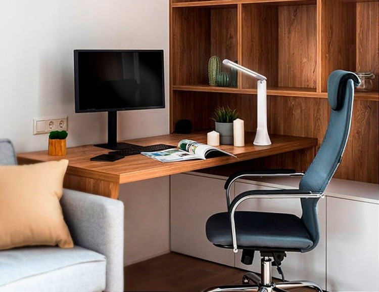 Lampka (latarka) biurkowa LED 5W DIM biała w pokoju na miejscu pracy