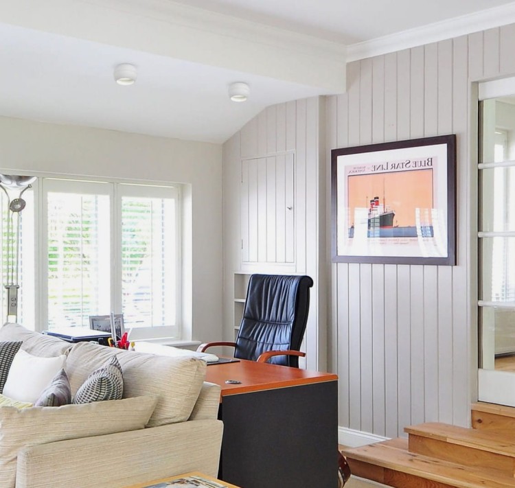 Kulista oprawa sufitowa LED GX53 biała aranżacja w pokoju dziennym