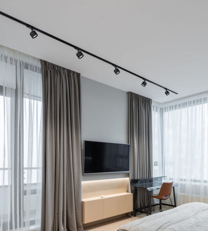 Oprawa do szynoprzewodu LED GX53 czarna w nowoczesnej sypialni.