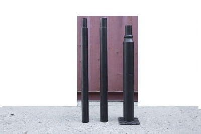 Słup do opraw  ulicznych czarny składany z 3 części