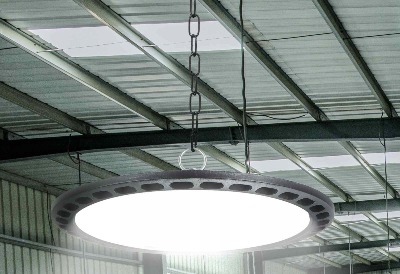 Lampa LED High Bay 200W hermetyczna barwa światła biała neutralna wisząca w magazynie budowlanym
