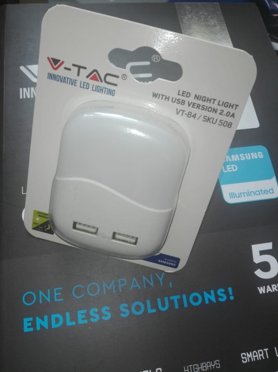 Lampka Nocna kwadrat LED z portami USB barwa neutralna