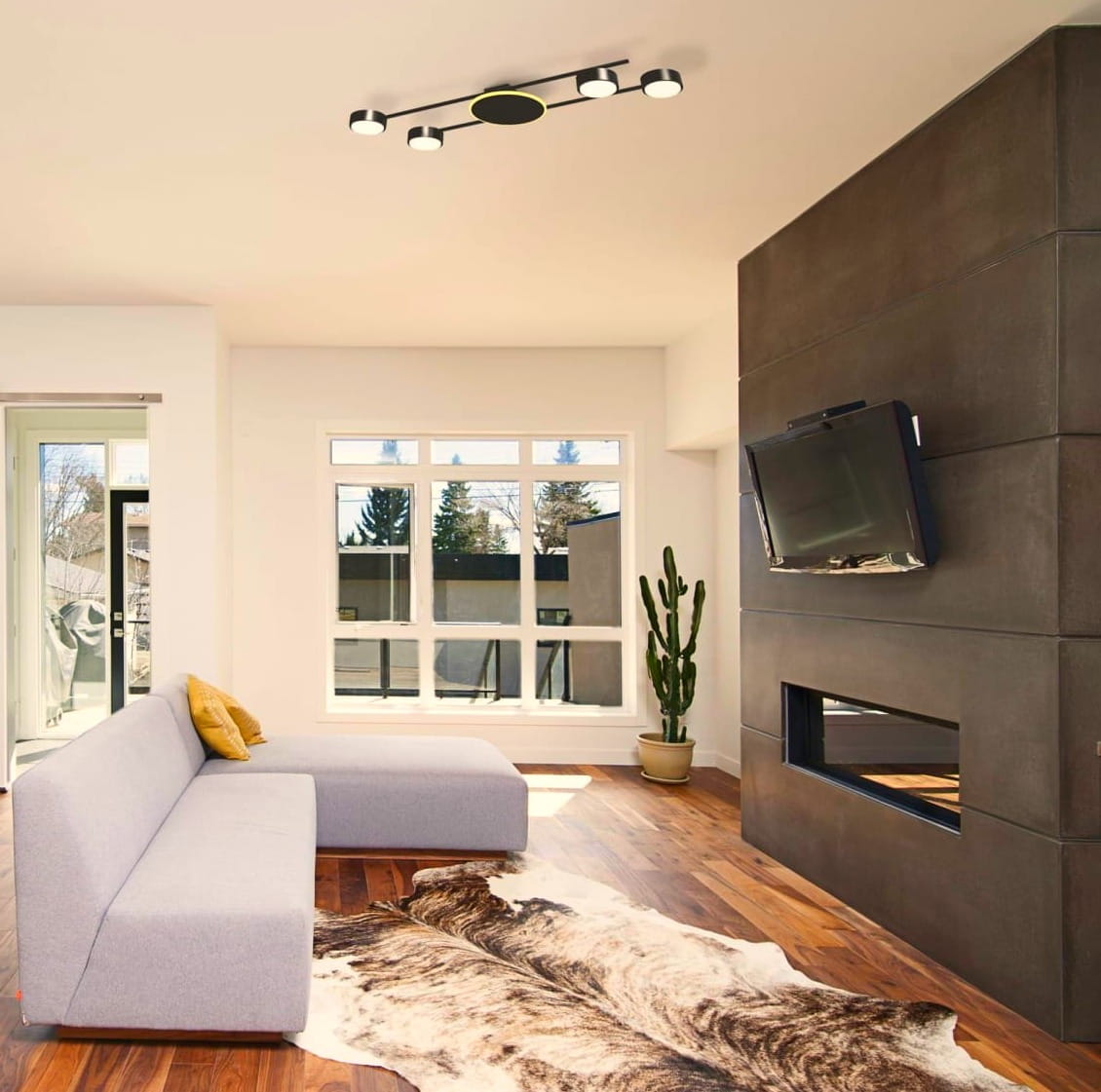 Oprawa sufitowa 4xLED GX53 z podświetleniem aranżacja w salonie